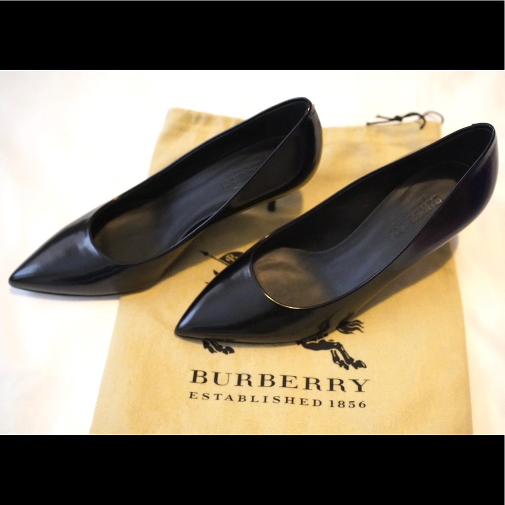 Authentic Burberry Patent Pump in Black NWOT - Picture 3 of 6